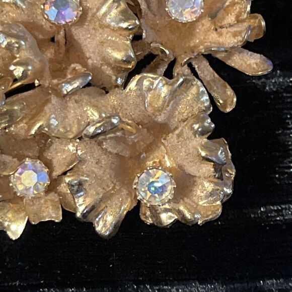 Vintage Made in Austria Aurora Borealis AB Rhinestone Gold Tone Floral Brooch - Picture 5 of 8